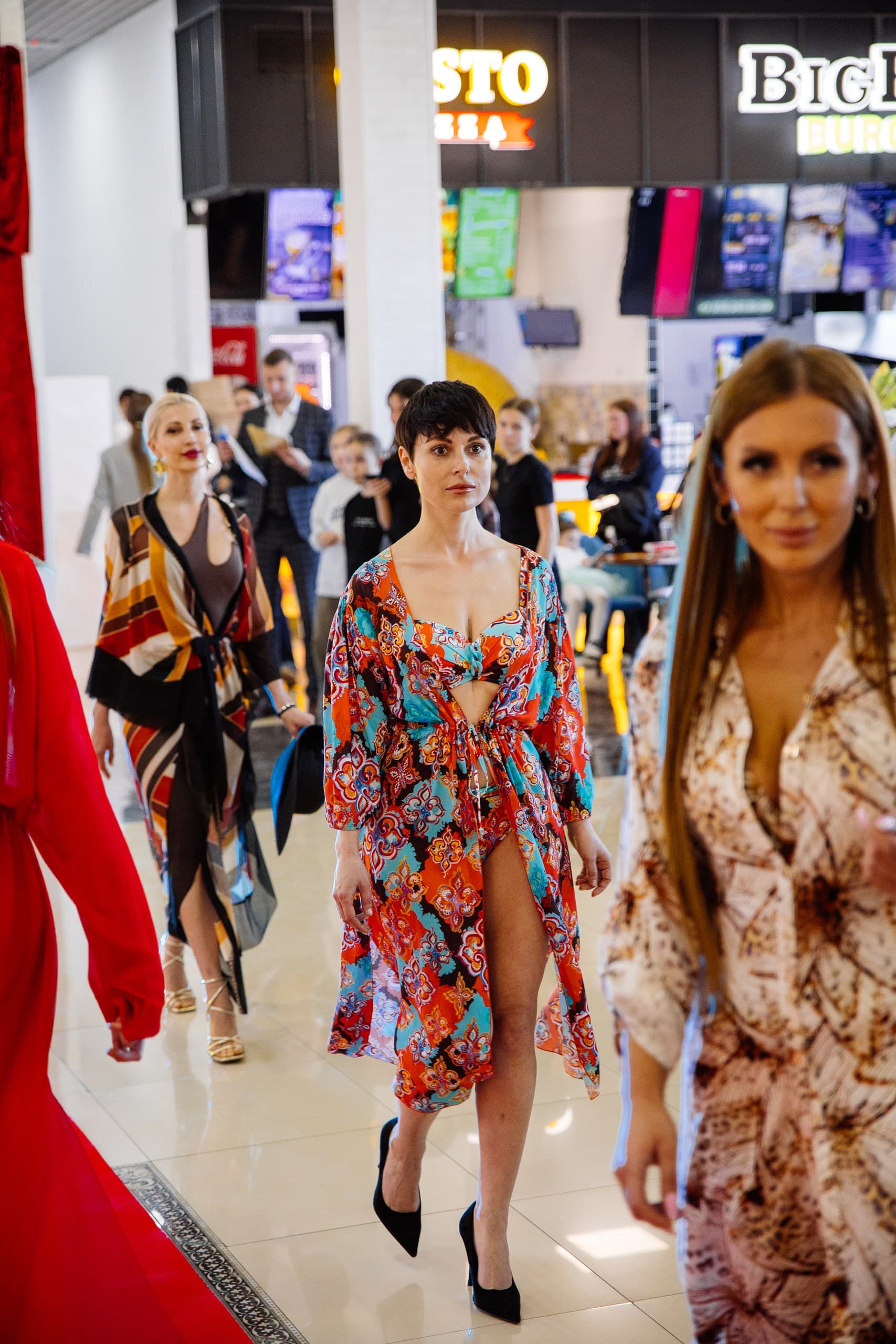 Модели BEZ.MODELS на подиуме ТЦ «Лоцман» — финальный выход всех участниц показа
